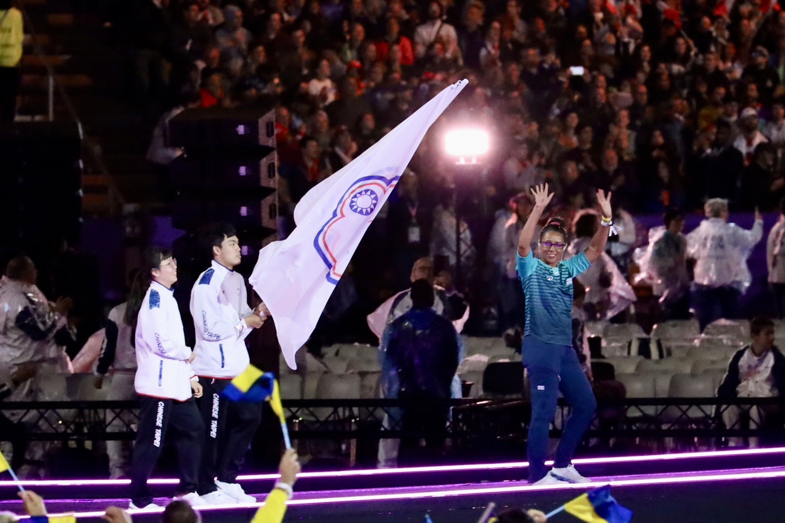 (圖)The Paris Paralympic Games came to a successful conclusion. Taiwan’s table tennis players Tian Shiau-wen and Chen Po-yen served as flag bearers at the closing ceremony.